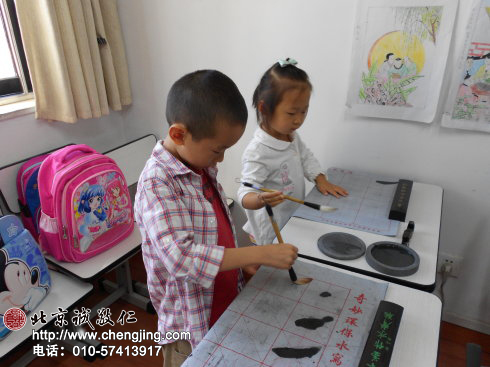 描紅作業完成以后我們開始了書法的練習，先是水寫帛過關。