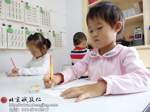 正確的坐姿與握筆姿勢是讓我們一生受益的！