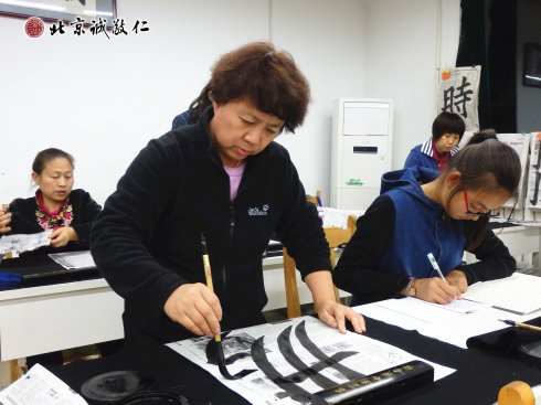 配圖：書法班學員也有年長的長輩