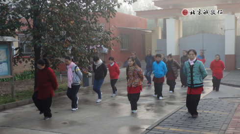 配圖：書法班學員習練太極拳基本功「步步禪」