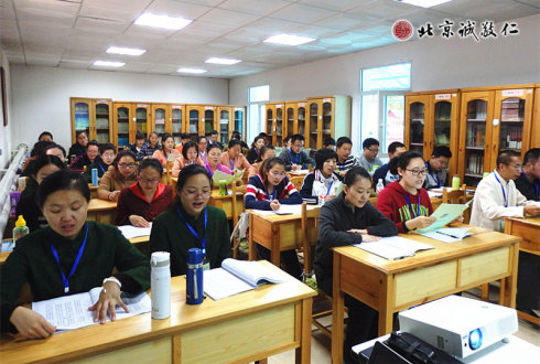 配圖：學員誦讀《弟子規》