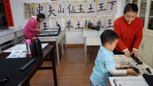  老師幫助我鋪放文房四寶，
我學會了「執虛器   如執盈」