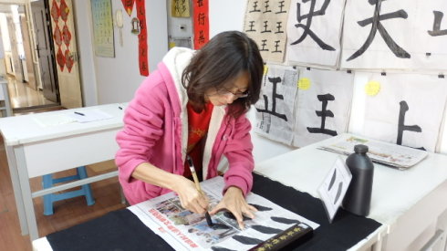 好學的母親也爭分奪秒在一旁陪同我學習