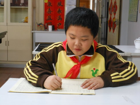 硬筆書法的練習，通過調(diào)整坐姿與握筆姿勢，進而調(diào)整身心，長養(yǎng)定功，體會身心放松后的愉悅。