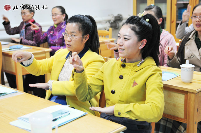 配圖：歡樂的手語歌曲，陪伴學員度過幸福的學習時光。