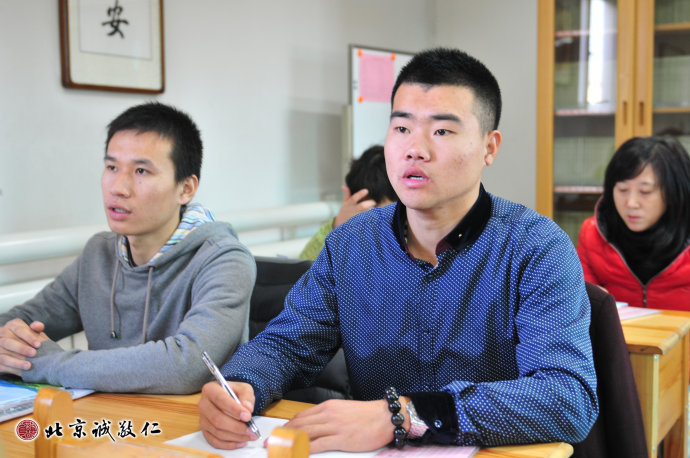 配圖：齊誦經(jīng)典