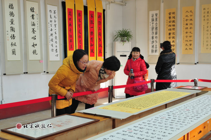 配圖：優秀書法篆刻作品，讓學員們紛紛駐足品賞