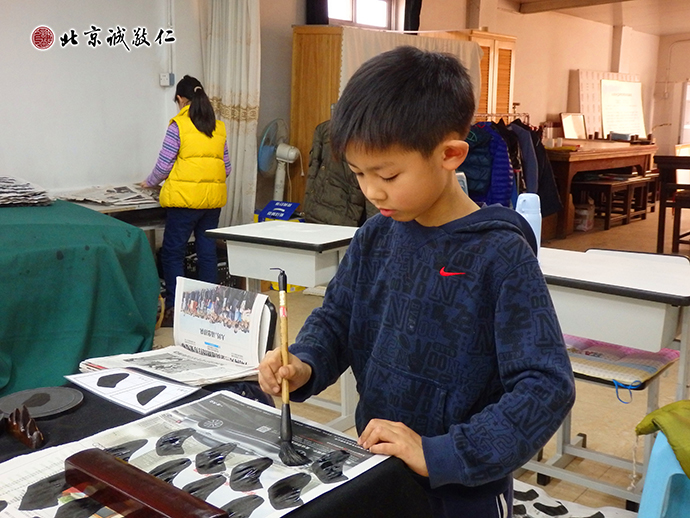 來(lái)自北京的小學(xué)員認(rèn)真習(xí)練基本功