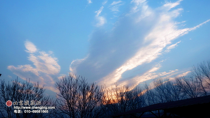 天闊無涯，云卷云舒；