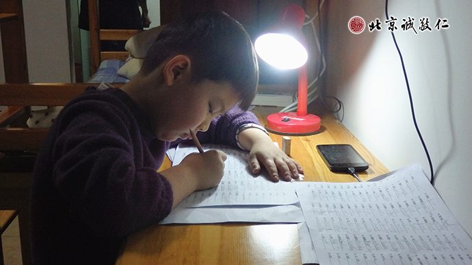 小學(xué)員利用課余時(shí)間，