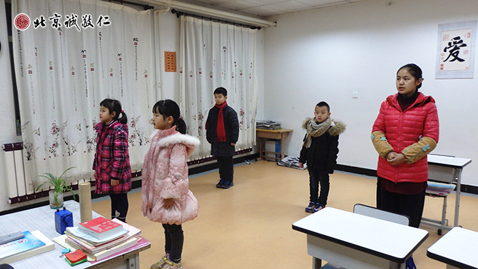 晨練開始，少兒班的老師帶領(lǐng)小學(xué)員行三鞠躬禮；