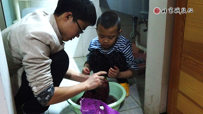 來自廣東的康同學(xué)展示幾個(gè)月以來最新的學(xué)習(xí)成果；