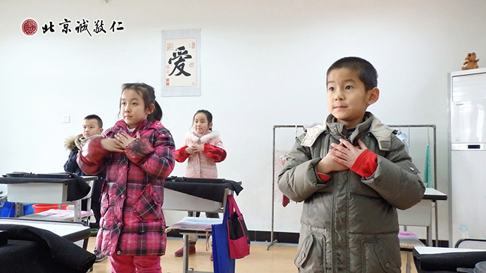 小學員認真學習手語歌曲