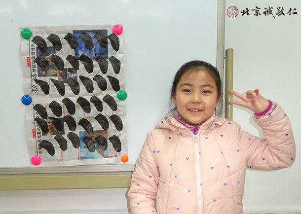 來自北京的張同學，每天沉浸在快樂的學習中；
穩步扎好書法基本功，通過描畫心更定。