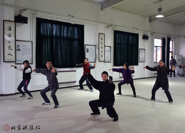 晨起習練太極拳，健康養生壽延年。