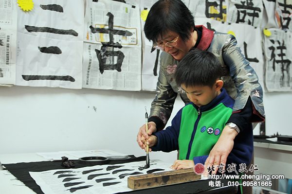 楊老師手把手的指導，優優對寫好右側點更有信心了