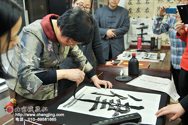 11-現場，楊老師演示了一張大大的「律」字