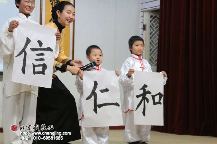 「我今年5歲，我們以前都沒寫過毛筆字，練習半年。」