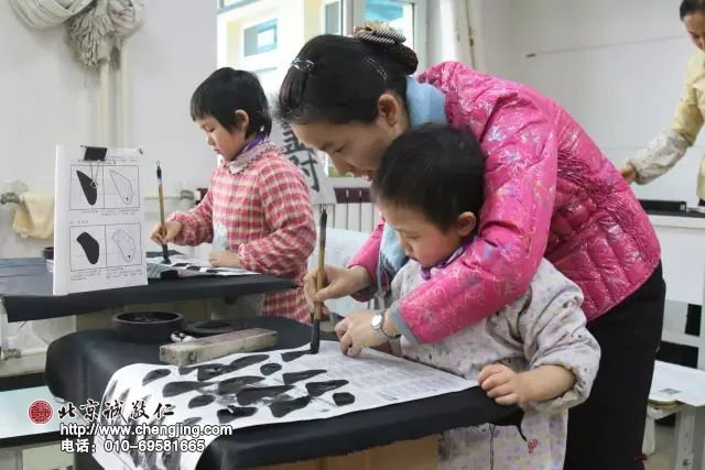 仔細穩(wěn)穩(wěn)地運筆