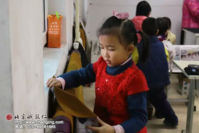 坦然自若，未來的書法家已經(jīng)有幾分像了。