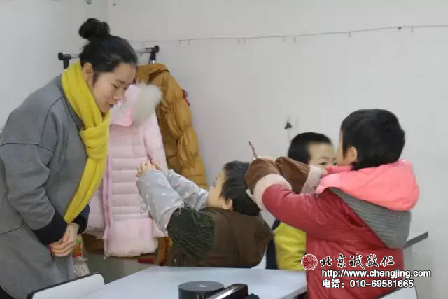 坦然自若，未來的書法家已經(jīng)有幾分像了。