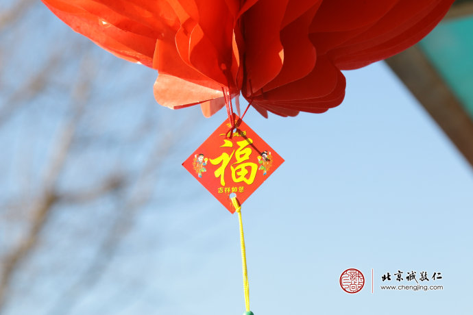 火紅的燈籠、吉祥的福字、滿載祝福的年夜飯，