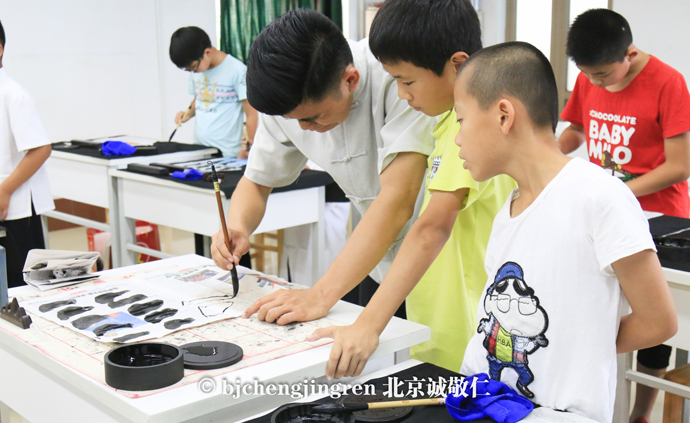 楊淑芬老師在師資班分享優秀學員書法作品