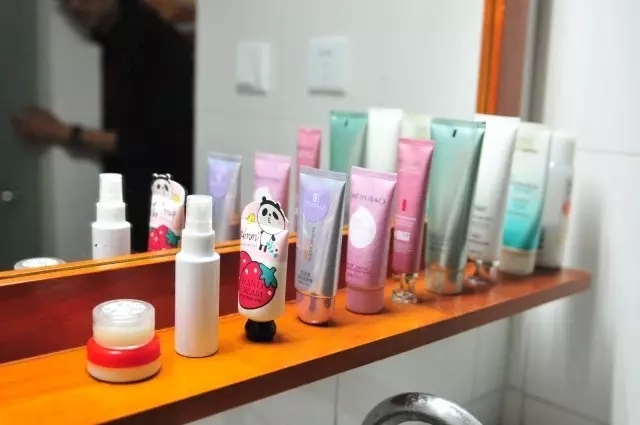 洗漱臺(tái)也透著和諧有序的氣息