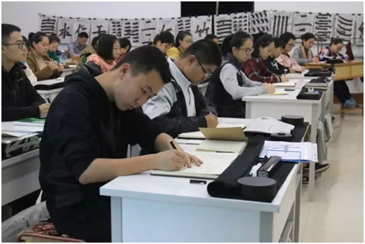 楊老師在為新六藝講解閔損蘆衣