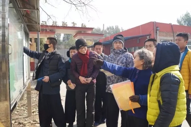 謝奶奶指導(dǎo)同學(xué)們布置宣傳欄：做時(shí)間的主人。