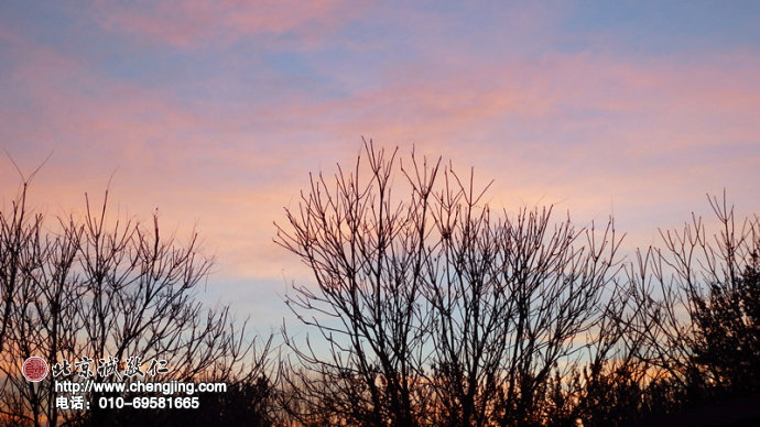 霞光流彩千祥集，萬千變化寰宇間。