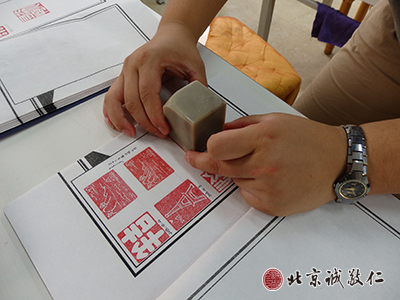 篆刻班學員學習蓋印章