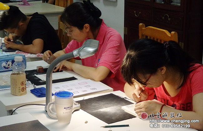 篆刻班新學員進行基本刀法的學習。