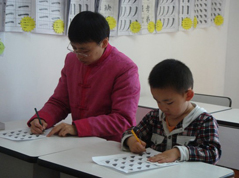 小朋友與老師比賽描紅