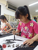 專心書寫，樂在其中。