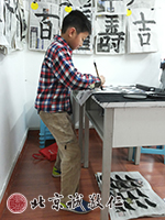 站樁懸腕書寫，既靜心又提升功力。