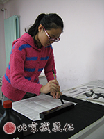 站樁懸腕書寫，練就書法基本功，提升專注能力。