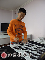 站樁懸腕書寫，練就書法基本功，提升專注能力。