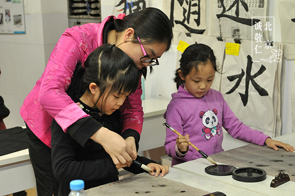 傍晚來了新學員體驗書法課，姜老師童趣生動的講解，兩位小同學在不覺中很快地寫出了人生第一點。