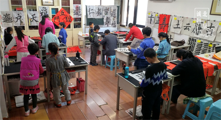 春節將至，書法教室的氛圍也逐漸升溫起來。