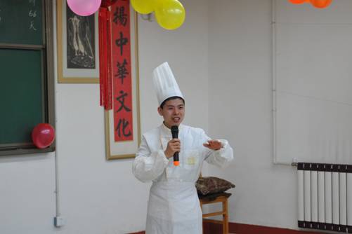 吳春雨老師在臺上說著自編的順口溜