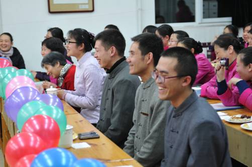 大家被吳老師逗得合不攏嘴