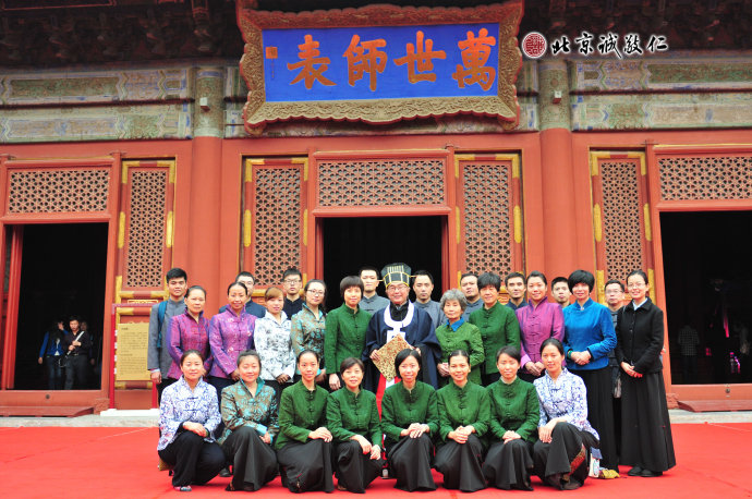 配圖：北京誠敬仁團隊與總祭司合影