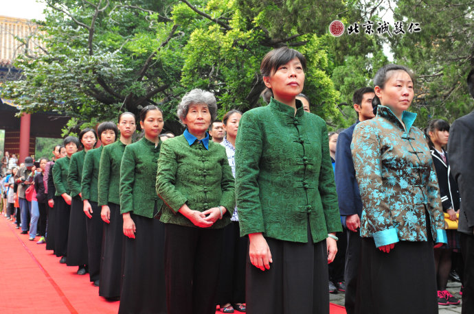 配圖：參禮人員神情肅穆；