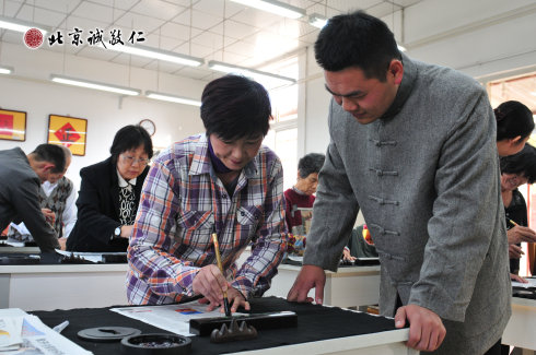 配圖：臺灣客人體驗書法