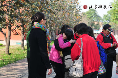 配圖：依依惜別話真情