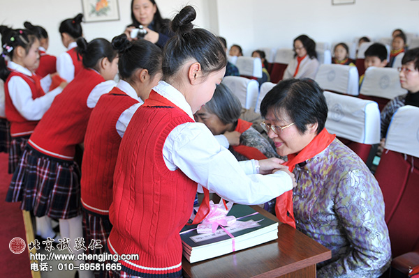 同學(xué)們給來賓帶上紅領(lǐng)巾