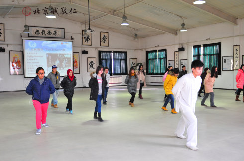 中外大學生體驗太極拳            