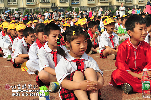 同學們整齊有序的進場，等候活動開始