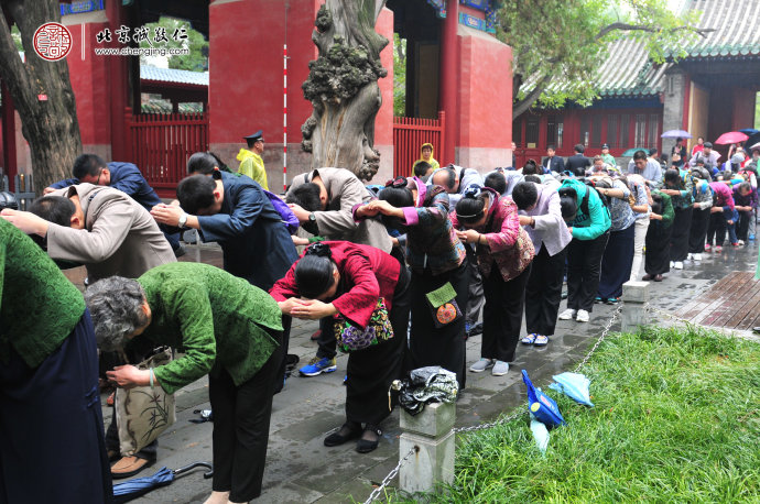 師生在儀式上向至圣先師行禮